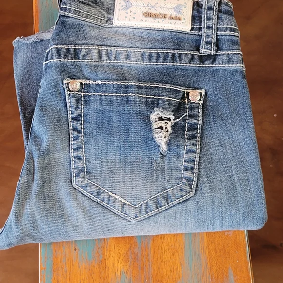 Grace in LA Distressed Blue Jeans with Floral Embroidery Size 29 - Picture 3 of 8